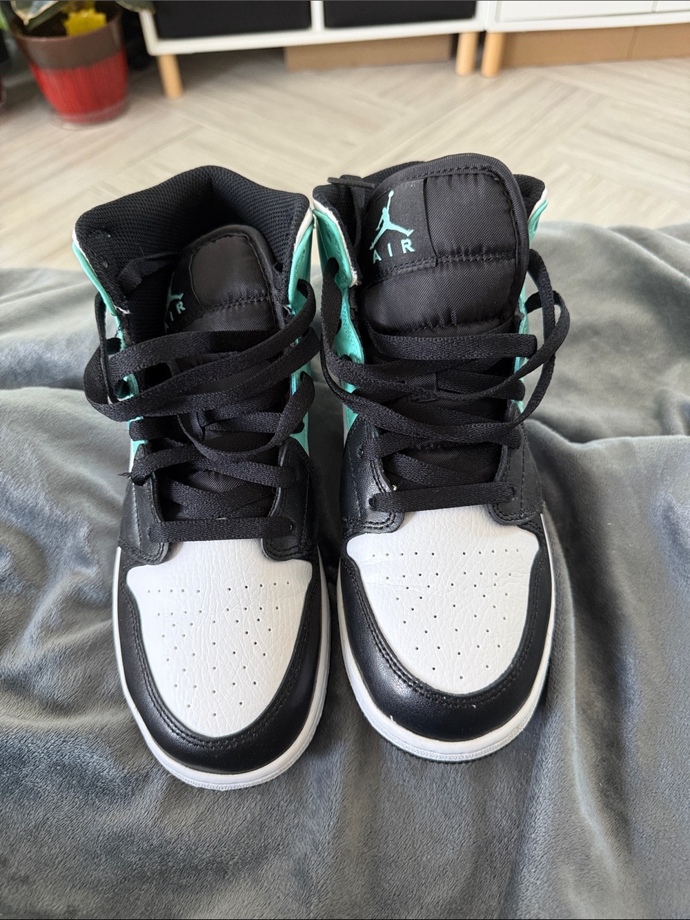 Air Jordan 1 Mid Tropical Twist Igloo 554725 132 Size 6.5Y